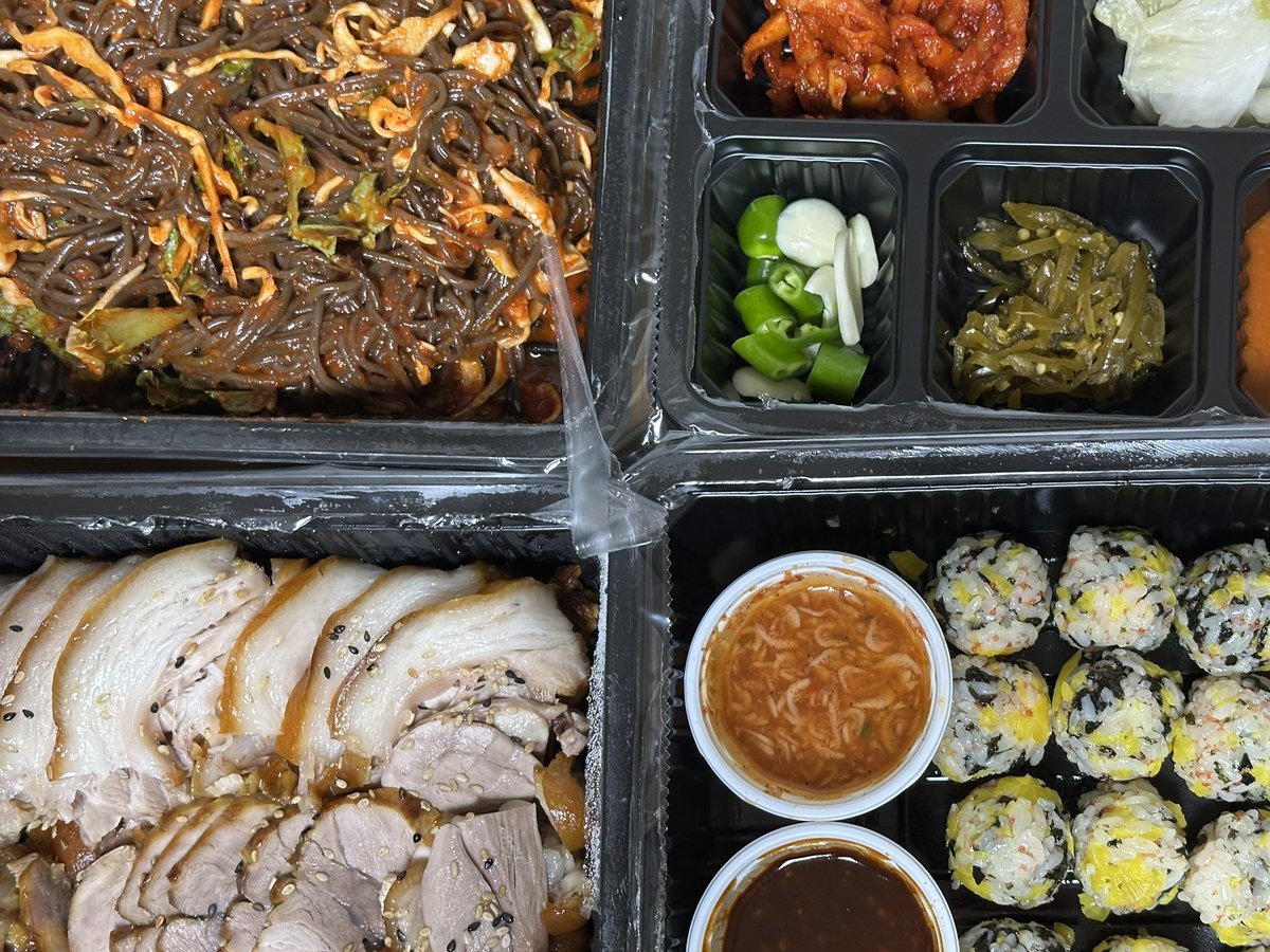DYCE_ND's tweet photo. 드디어 칭구 와가지구 족발을 먹을 수 이써요 …
유부초밥 쪼금 먹고 나를 유기해써 .. 힝 https://t.co/YH3CTRMI81