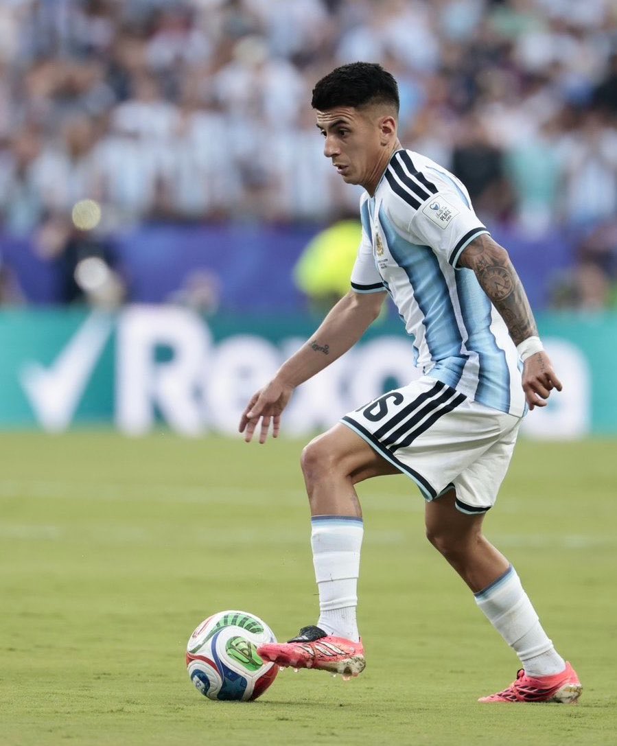 atletiuniverse's tweet photo. 🚨🇦🇷 Thiago Almada and Nahuel Molina start for Argentina tonight.

Julián Alvarez, along with Giuliano, Nico, and Musso, has once again been benched. https://t.co/Ey86a2uRwl