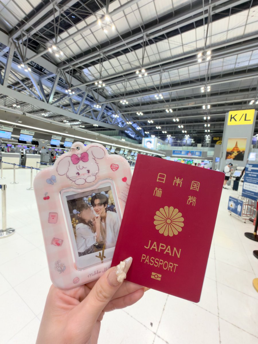 mel_ml_'s tweet photo. 日本帰るよ 🇯🇵♡♡
10日間あっという間だった！🫂 
ありがとうタイランド また来ます ^>𖥦<^꜆꜄♡🎀  

กลับญี่ปุ่นแล้วนะ 🇯🇵♡♡
10 วันที่ผ่านมา ผ่านไปเร็วมากเลย 🫂
ทำให้รักโอมมากขึ้นกว่าเดิมอีก ขอบคุณสำหรับความทรงจำดีๆ และช่วงเวลาที่แสนพิเศษนะ 🇹🇭 
จะกลับไปหาโอมอีกแน่นอน 🥹🤍
คิดถึงโอมแล้วนะ 🥺

#ohmkrit @ohmkrit