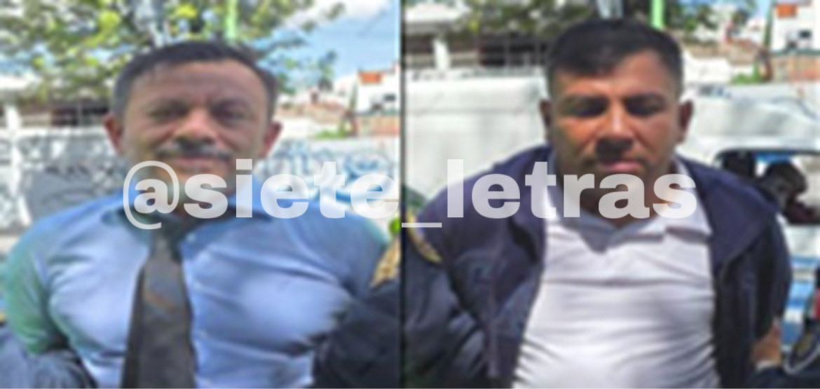 siete_letras's tweet photo. Capturan a agente de @FGRMexico por surtir a narcomenudistas:

Juan Carlos Cano y 2 sujetos más fueron detenidos en Plaza Garibaldi, luego de entregar paquetes con mariguana a un dealer en montoneta.

Cano intentó “charolear”, pero terminó n el MP. https://t.co/uZvu9GXwsZ