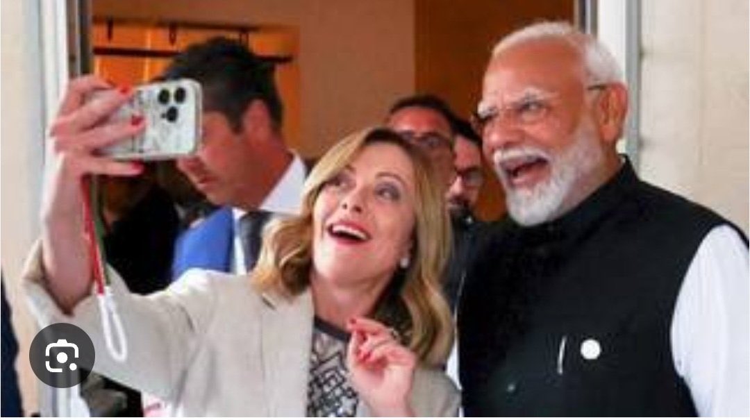 evikokalari's tweet photo. The Italians: Giorgia Meloni will never beg for a picture!

@GiorgiaMeloni: Hold that thought: https://t.co/jxRDNtayus