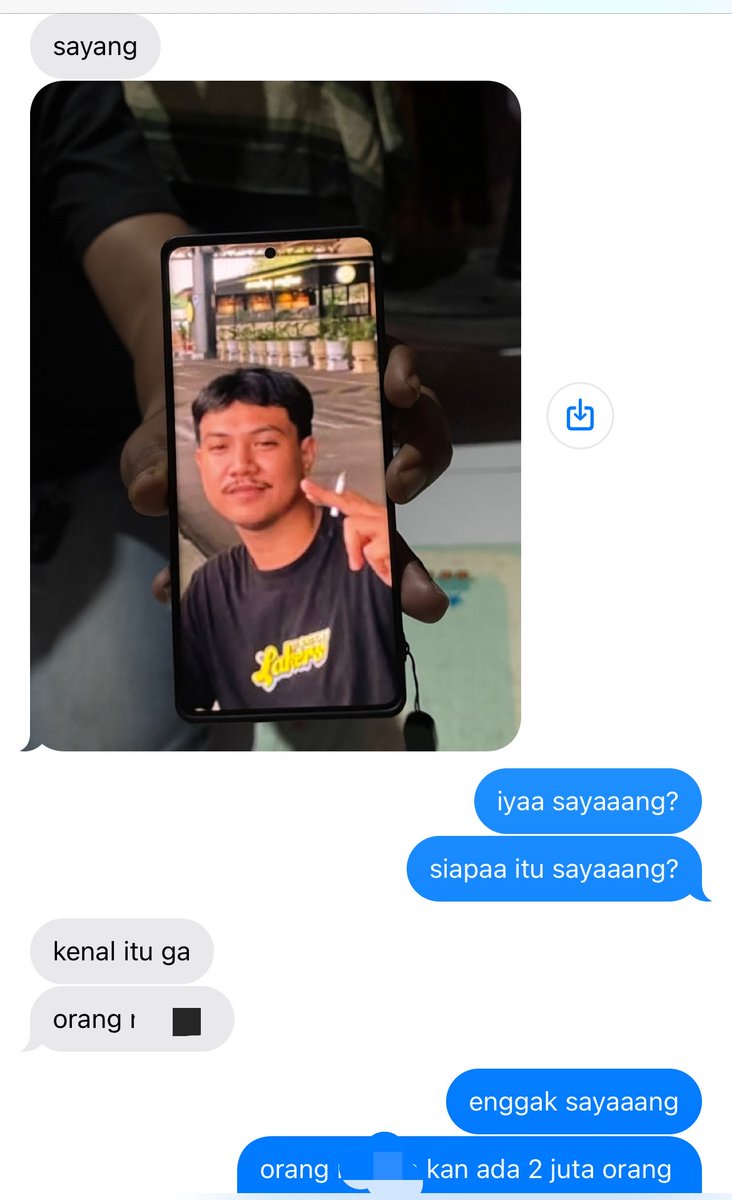 dayatpiliang's tweet photo. Barusan ada dua laki-laki paruh baya datang ke rumah pasangan aku.

Dua orang asing itu bertanya tentang seseorang yang hilang dan mengatakan kalau orang yang hilang itu adalah sahabatnya pasanganku dan pamitan terakhir mau berkunjung ke rumah dengan menjelaskan nama lengkap dan alamat yang tepat banget dengan identitas pasanganku.

Jujur, ini serem banget.

Orang hilang tersebut cowo, namanya sama dengan nama depanku dan kota lahirku, tapi mereka menunjukkan sebuah foto yang begitu asing; bagi pasanganku dan bagi aku sendiri.

Apakah ini modus kejahatan model baru?
