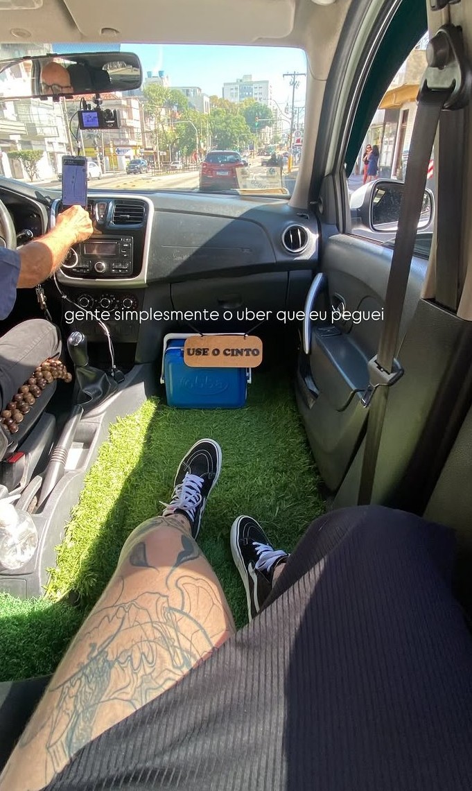 andreia565131's tweet photo. Pessoal, olha que interessante o Uber que a minha filha pegou esses dias aqui em Porto Alegre!
 Ontem mesmo postei sobre as curiosidades do taxímetro antigo e comentei que alguns taxistas tiravam o banco do carona.
 E olha esse carro moderno de agora, também rodando sem o banco da frente! 
O mundo dá voltas e as boas ideias do passado continuam servindo hoje em dia. 🚕👏