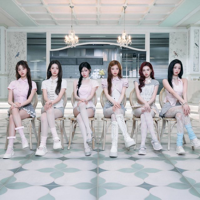 H2H_NEWS's tweet photo. Highest 1st-day sales by 5th gen girl groups on Hanteo in 2026:  

#1. Hearts2Hearts, Lemon Tang - 389,345 🆕
#2 BABYMONSTER, CHOOM - 387,871 
#3. ILLIT, MAMIHLAPINATAPAI - 276,145  
#4. tripleS, LOVE&amp;POP pt.1 - 208,687 

#Hearts2Hearts #H2H @Hearts2Hearts https://t.co/K1dBi9iz8z