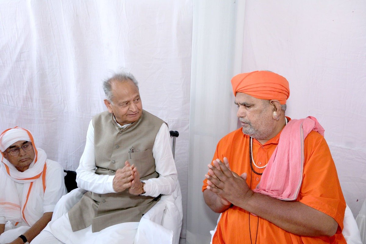 PParashar60's tweet photo. पूज्य पिताश्री के देवलोकगमन पर श्री श्री गंगानाथ जी महाराज ने हमारे निवास पर पधारकर शोक संवेदनाएँ व्यक्त की।

दुःख की इस घड़ी में दिए गए संबल और इस आत्मीयता के लिए मैं और मेरा समस्त परिवार हृदय की गहराइयों से आपका आभार व्यक्त करता है। https://t.co/1dCL1oFmTU