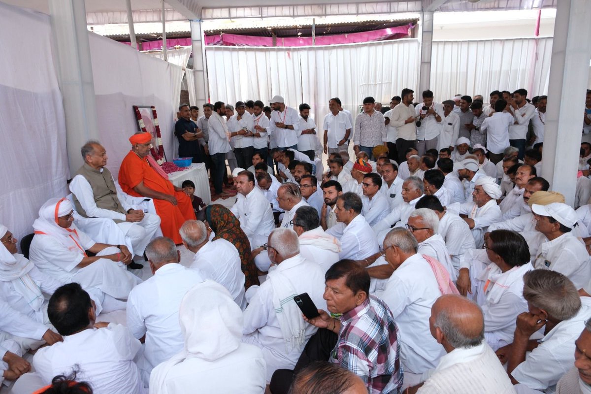 PParashar60's tweet photo. पूज्य पिताश्री के देवलोकगमन पर श्री श्री गंगानाथ जी महाराज ने हमारे निवास पर पधारकर शोक संवेदनाएँ व्यक्त की।

दुःख की इस घड़ी में दिए गए संबल और इस आत्मीयता के लिए मैं और मेरा समस्त परिवार हृदय की गहराइयों से आपका आभार व्यक्त करता है। https://t.co/1dCL1oFmTU