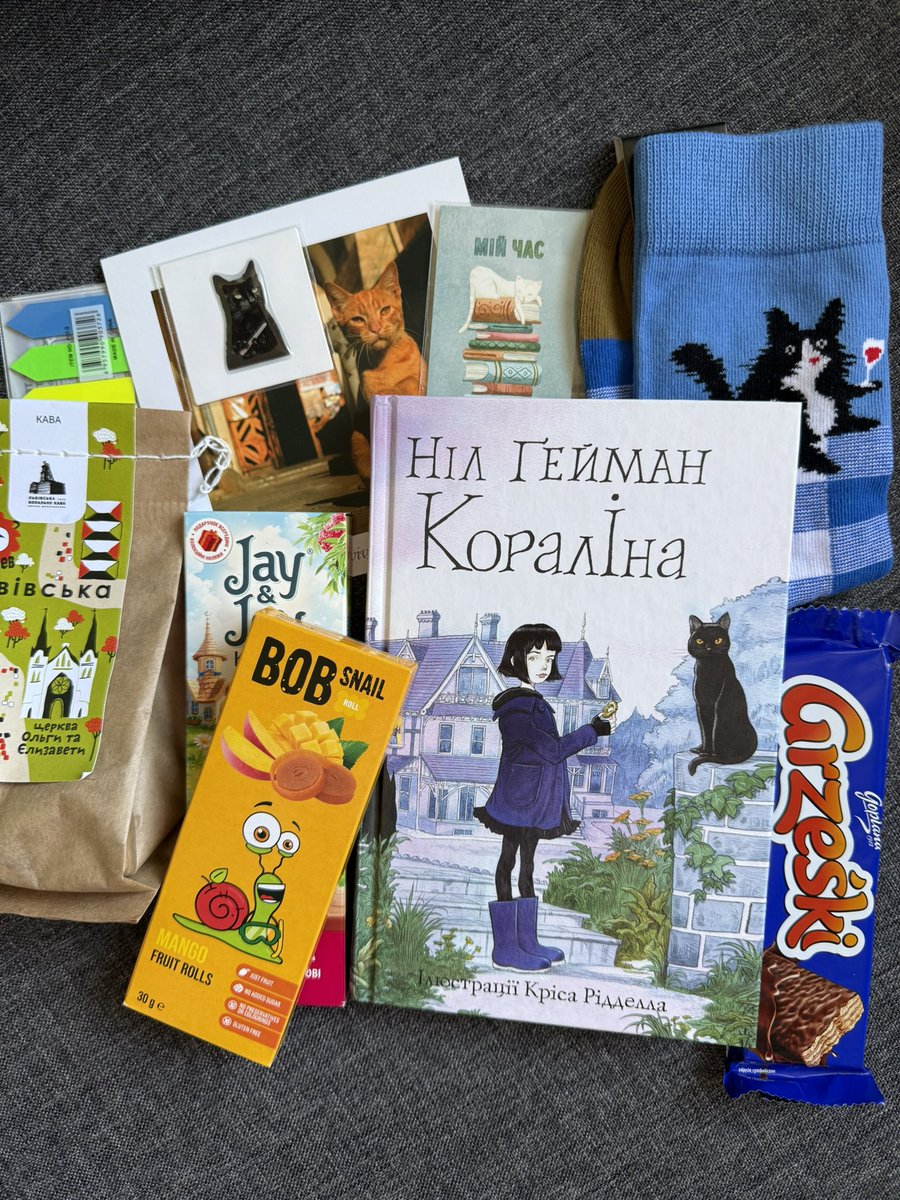 ryyzhaya's tweet photo. зайшла в кімнату думаю чому так пахне кавою, А ЦЕ З ПОСИЛКИ від #твічитай 
кількість котів зашкалює👀

дякую @Volodymyr0182!!🥰 https://t.co/9I3npC24gb