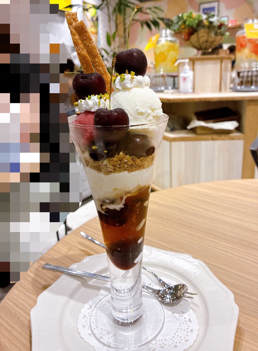 satsuki_tw's tweet photo. そして〜
フタバフルーツパーラーの、アメチェのフルーツサンド目当てだったけど完売…
なので連続パフェ🍒
バルサミコ酢とハチミツのマリネだっけ…？面白い味のチェリー入ってた😆

Sableyaさんのどうぶつの森コラボも買えて満足な週末だった！！！ https://t.co/FdVF8ykqPT