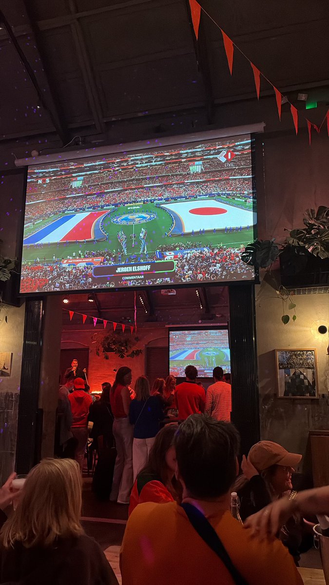 ari__aina's tweet photo. ワールドカップ、オランダで楽しみまくってます☺️⚽️

特に🇯🇵対🇳🇱のときは大興奮で、
静かにガッツポーツ💪くらいしかできなかったけど、
（あまりにアウェイすぎて🤣）

街中オレンジ色でお祭りみたいに賑わう光景、
きっと忘れられない思い出になる🇳🇱❤️‍🔥 https://t.co/E5Y3seFkOo
