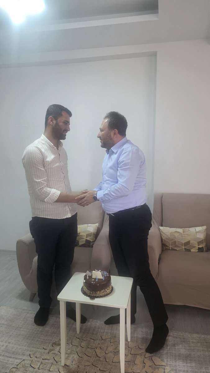 siirtashim's tweet photo. Kahraman Gazimize Doğum Gününde Vefa Ziyareti

Kahraman gazilerimize yönelik yürütülen Doğum Günü Sürprizi Projesi kapsamında, İl Müdürümüz Sayın Sabri Sidar tarafından kıymetli gazimiz Ercan Gültekin’in doğum günü anlamlı bir ziyaretle kutlandı.

Gerçekleştirilen ziyarette gazimize sağlıklı, huzurlu ve uzun ömürler temennisinde bulunulurken, devletimizin ve milletimizin kendilerine duyduğu minnet ve şükran duyguları bir kez daha ifade edildi.

Fedakârlığı, cesareti ve vatan sevgisiyle bizlere örnek olan kıymetli gazimiz Ercan Gültekin’e teşekkür ediyor; yeni yaşının sağlık, mutluluk ve esenlikler getirmesini diliyoruz.
@tcailesosyal @mahinurozdemir @ztarikdaroglu @ashb_sehitgazi @Dr_KemalKzlkaya