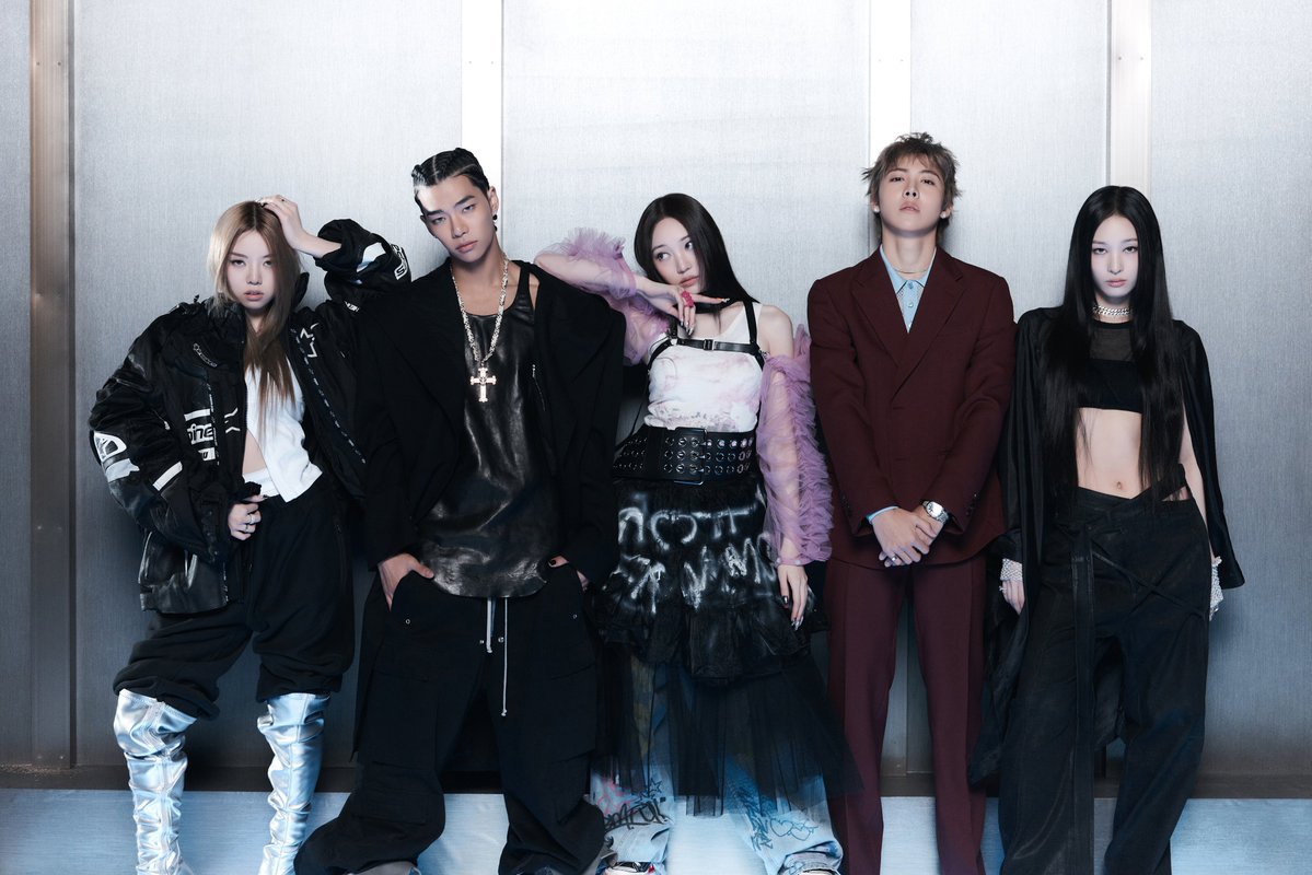 kchartsmaster's tweet photo. 1 year ago today, ALLDAY PROJECT made their debut. https://t.co/3yEdGaQc3P
