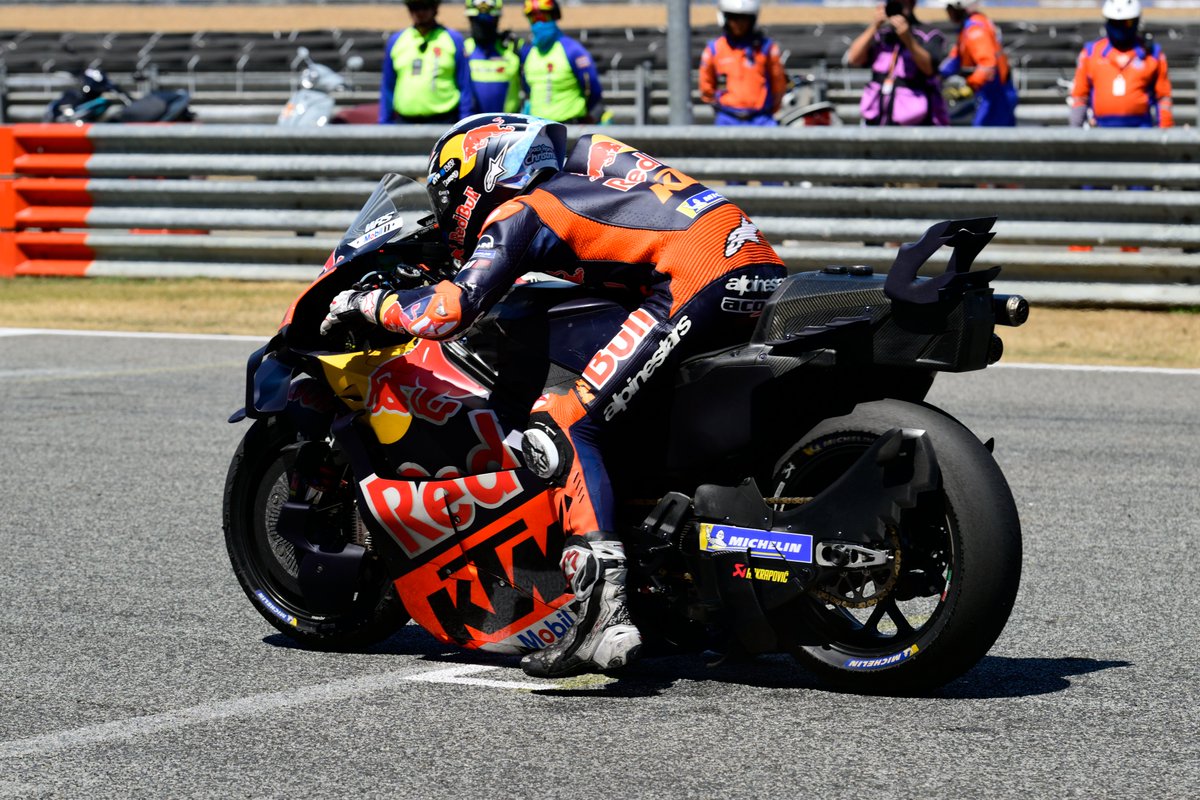Swinxy's tweet photo. 🚨 HOLESHOT DEVICE PROHIBIDOS YA 🚨

MotoGP acaba de hacer OFICIAL que los holeshot devices quedan terminantemente prohibidos con efecto inmediato.

En Assen ya NO se podrán usar https://t.co/3jbdAgEril