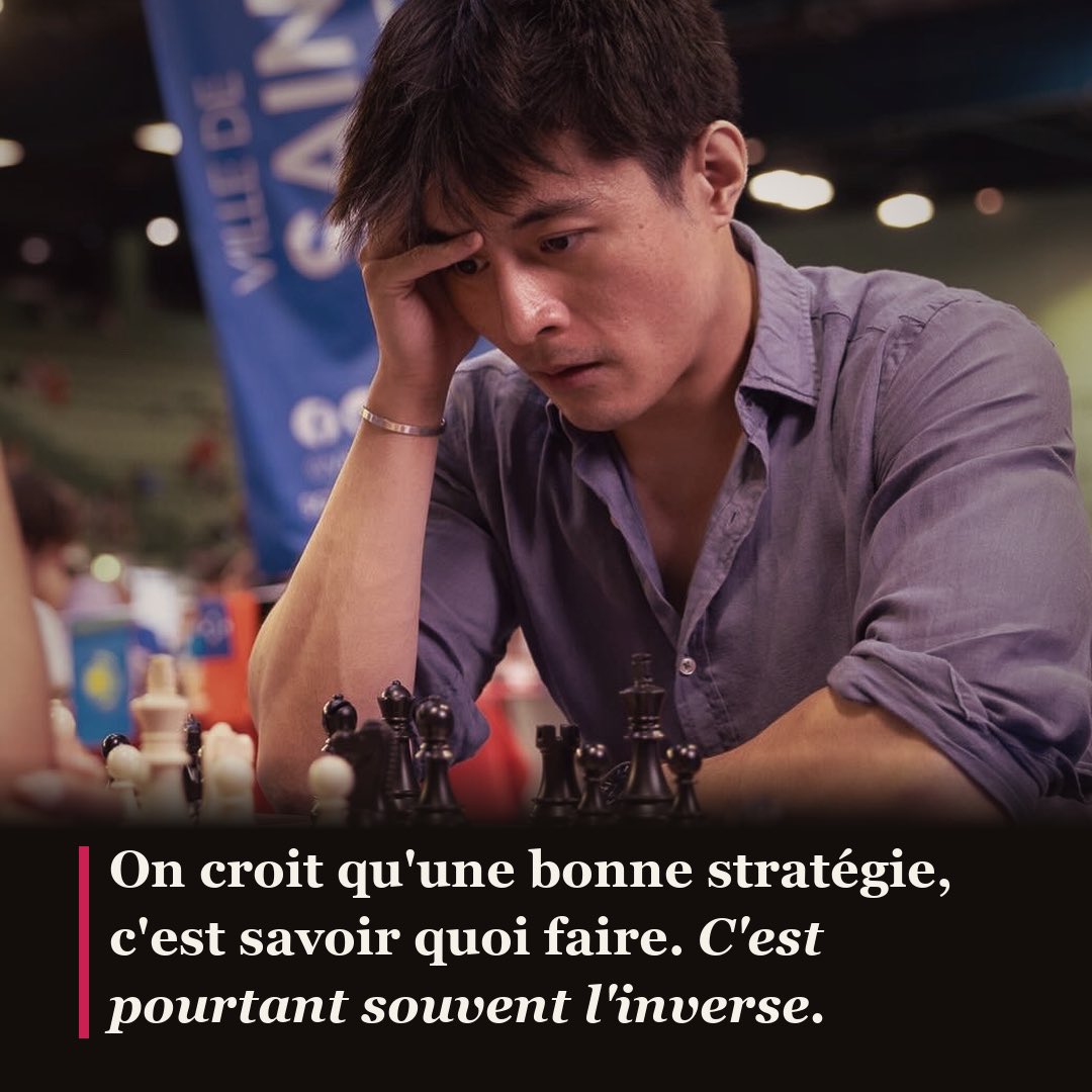 MIJulienSong's tweet photo. On croit qu'une bonne stratégie, c'est savoir quoi faire. C'est pourtant souvent l'inverse.

On imagine la stratégie comme un plan : des objectifs, des étapes, des actions pour avancer. Mais c'est grâce aux échecs que j'ai compris que c'est souvent savoir ce qu'on ne doit pas faire.

Aux échecs, l'un des coups les plus puissants, c'est le sacrifice. Renoncer volontairement à un pion, un cavalier, voire sa dame. Pas par erreur, mais pour se concentrer sur l'essentiel : une attaque qui va mettre le roi adverse échec et mat.

Une bonne stratégie, c'est choisir ce à quoi on renonce pour mettre toute sa force sur ce qui compte.

Un débutant veut tout garder : chaque pièce, chaque pion, chaque option. Résultat, il s'éparpille et son attaque ne mène nulle part.

Un grand maître fait souvent l'inverse. Il sacrifie sans trembler, parce qu'il sait exactement ce qu'il cherche.

Et le plus troublant, c'est qu'on joue souvent sa vie de la même façon.

On veut être sur tous les fronts. Tout mener à la fois, dire oui à tout, ne renoncer à rien. Pendant des semaines, des mois, des années.

Et puis un jour, on se retourne. On regarde les deux ou trois années passées et on se dit : j'ai fait plein de choses, c'était bien. Mais qu'est-ce que j'ai vraiment construit ?

On réalise qu'on a surtout enchaîné. Le quotidien, l'opérationnel, le boulot-dodo. On s'était fixé de grands objectifs à cinq ans, et on ne les a jamais atteints, parce qu'on était occupé partout ailleurs.

À force de tout faire, on avance tous les jours sans rien bâtir.

Une vraie stratégie ne commence pas le jour où on décide ce qu'on va faire. Elle commence le jour où on accepte ce qu'on ne fera pas, pour enfin construire ce qui compte vraiment.