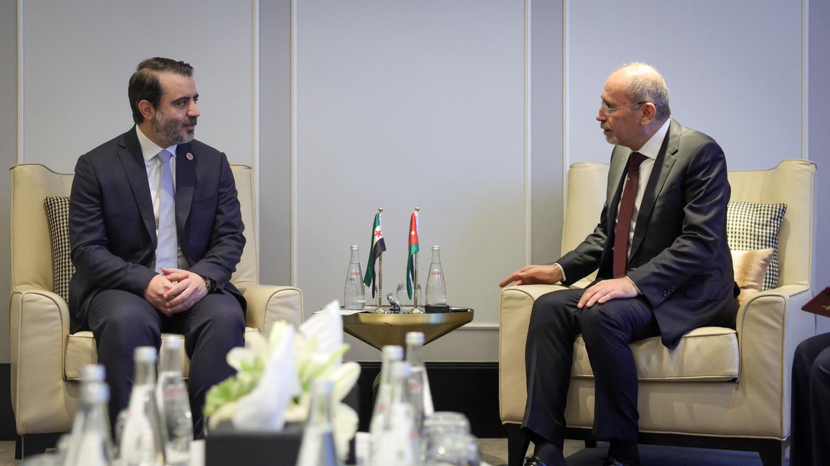 syrianmofaex's tweet photo. التقى وزير الخارجية والمغتربين السيد أسعد حسن الشيباني نائب رئيس الوزراء وزير الخارجية وشؤون المغتربين في المملكة الأردنية الهاشمية السيد أيمن الصفدي، في العاصمة عمّان، على هامش أعمال الاجتماع التشاوري العربي واجتماع مجلس جامعة الدول العربية على المستوى الوزاري في دورته العادية. https://t.co/0gyMYhu2MQ