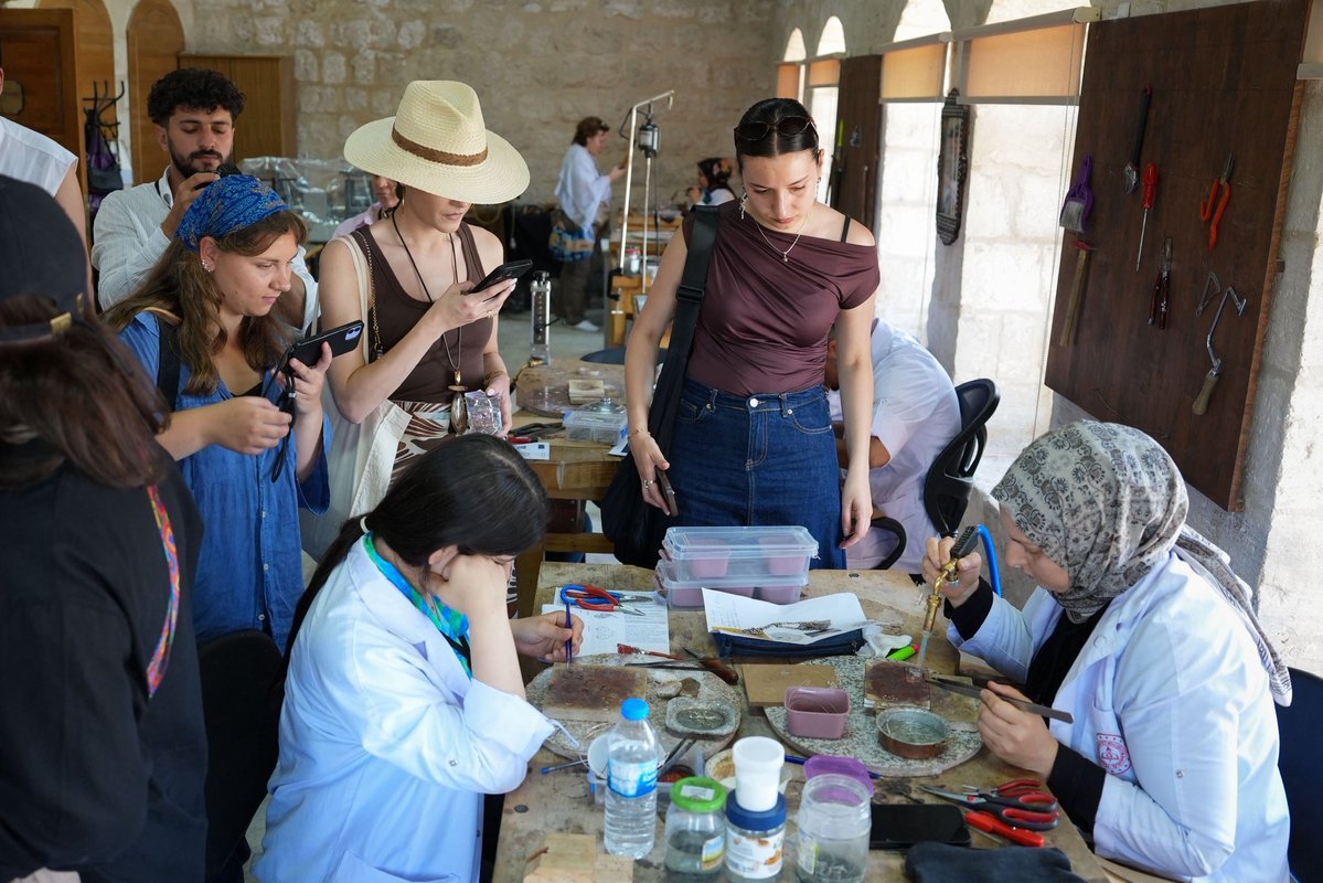 yeeorgtr's tweet photo. ✨ Uluslararası Moda Tasarım Rezidansı’nın ikinci durağı Mardin oldu!

Dünyanın farklı ülkelerinden gelen 10 moda tasarımcısı, Mardin’in zengin kültürel mirasını, geleneksel üretim pratiklerini ve eşsiz mimari dokusunu yakından tanıdı. Program kapsamında Mardin Olgunlaşma Enstitüsünü ziyaret eden katılımcılar; ip dokuma, doğal boyama ve geleneksel el sanatları atölyelerine katılarak bölgenin köklü zanaat kültürünü deneyimledi, yerel üretim tekniklerini inceleyerek çalışmalarına ilham verecek yeni bakış açıları edindi. 🧵🌿

Rezidans programı çerçevesinde Mor Gabriel Manastırı, Dara Ören Yeri ve Mardin Müzesi başta olmak üzere kentin tarihî ve kültürel mirasını yansıtan önemli noktalar ziyaret edildi. 🏛️

Farklı medeniyetlerin izlerini taşıyan Mardin’in çok katmanlı yapısını yerinde deneyimleyen tasarımcılar, kültürel miras ile çağdaş tasarım arasında yeni bağlar kurarken ilham yolculuklarını atölye çalışmalarıyla sürdürmeye devam ediyor. ✨

#ModaTasarımRezidansı #ModaTasarımı #Mardin #FashionDesign