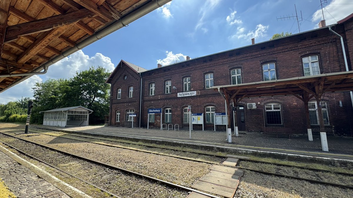 an_1973's tweet photo. Zurück aus Třemešná über Glucholazy nach Jeseník. Der Bahnhof Glucholazy hat schon bessere Zeiten erlebt, der preußische Ziegel ziemlich gedunkelt. Grad, dass nicht noch „Ziegenhals“ zum Vorschein kommt. Das Tal der Bělá heute idyllisch. https://t.co/RF1p4UlTpd