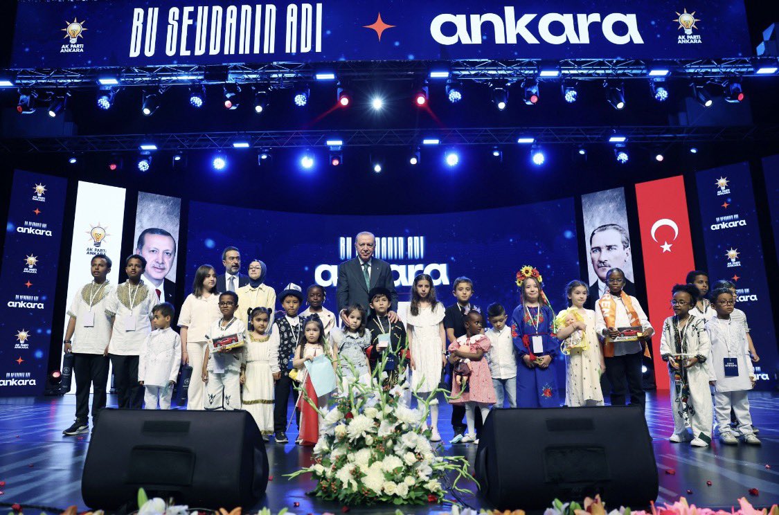 bulentcelik65's tweet photo. Genel Başkanımız ve Cumhurbaşkanımız Sayın Recep Tayyip Erdoğan, Ankara Teşkilat Buluşmamızda hitaplarını gerçekleştirdi. ⤵️

➡️İktidarlarımız döneminde ülkemizin pek çok sorununu çözdük, lakin muhalefetin kronikleşmiş vizyon sorununu bir türlü çözemedik.

➡️Siyasi rakiplerimiz gece gündüz koltuk kavgası verirken, biz iktidar ve ittifak olarak Türkiye'yi geleceğe hazırlamanın mücadelesini veriyoruz.

➡️Ankara bu topraklar üzerinde hesabı olanların planlarını, tuzaklarını, oyunlarını boşa çıkaran büyük bir milletin göz bebeğidir.

➡️Rakibimiz de olsa muhalefet de olsa Türkiye'nin ikinci büyük partisinin kavgayla, gerilimle anılmasını doğru bulmuyoruz. Siyaset kurumunun koltuk ve kariyer sevdalılarının elinde düşürüldüğü içler acısı hali gördükçe ülkemiz adına biz üzülüyoruz.