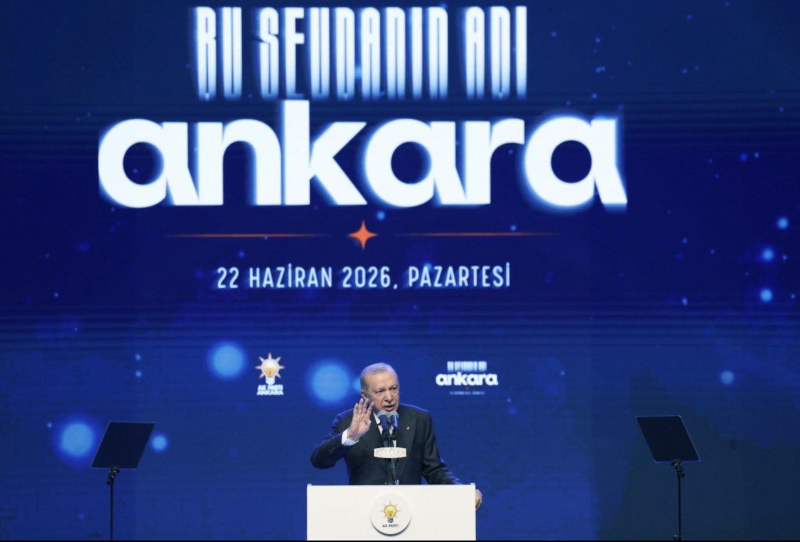 bulentcelik65's tweet photo. Genel Başkanımız ve Cumhurbaşkanımız Sayın Recep Tayyip Erdoğan, Ankara Teşkilat Buluşmamızda hitaplarını gerçekleştirdi. ⤵️

➡️İktidarlarımız döneminde ülkemizin pek çok sorununu çözdük, lakin muhalefetin kronikleşmiş vizyon sorununu bir türlü çözemedik.

➡️Siyasi rakiplerimiz gece gündüz koltuk kavgası verirken, biz iktidar ve ittifak olarak Türkiye'yi geleceğe hazırlamanın mücadelesini veriyoruz.

➡️Ankara bu topraklar üzerinde hesabı olanların planlarını, tuzaklarını, oyunlarını boşa çıkaran büyük bir milletin göz bebeğidir.

➡️Rakibimiz de olsa muhalefet de olsa Türkiye'nin ikinci büyük partisinin kavgayla, gerilimle anılmasını doğru bulmuyoruz. Siyaset kurumunun koltuk ve kariyer sevdalılarının elinde düşürüldüğü içler acısı hali gördükçe ülkemiz adına biz üzülüyoruz.