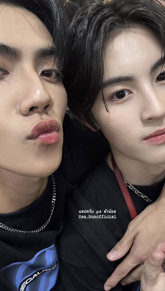 thisispyboss's tweet photo. ปีก่อนแฮปครับ pd ตัวน้อย  ปีนี้LUV U BOY 20

คุณนักร้องกับpd ตัวน้อยหนิ (😭) ภีมเอ็นดูเอเอมากเลยเนอะ แล้วถ่ายรูปมุมนี้เอเอตุวน้อยมากง่ะ https://t.co/LwL99MyVH9