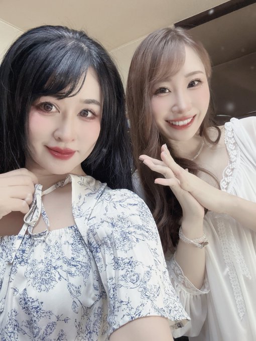 藤咲茉莉花♡ロック座🇯🇵ストリップ - 1 pic. 川崎、今日も応援ありがとうございました！ 今週は季節にぴったりかなぁという事で　コロボックル🌱と 京香姐さんの　薔薇と…🌹を踊っています。 まだあまり上手く踊れてないんだけど頑張ります！ ㊗️清華ちゃんポラ館初のり週✨ 今週もよろしくお願いします🙇‍♀️ HEROIC2ndメンバーも３人一緒で嬉しい🥰 https://t.co/sQor2K5gvs