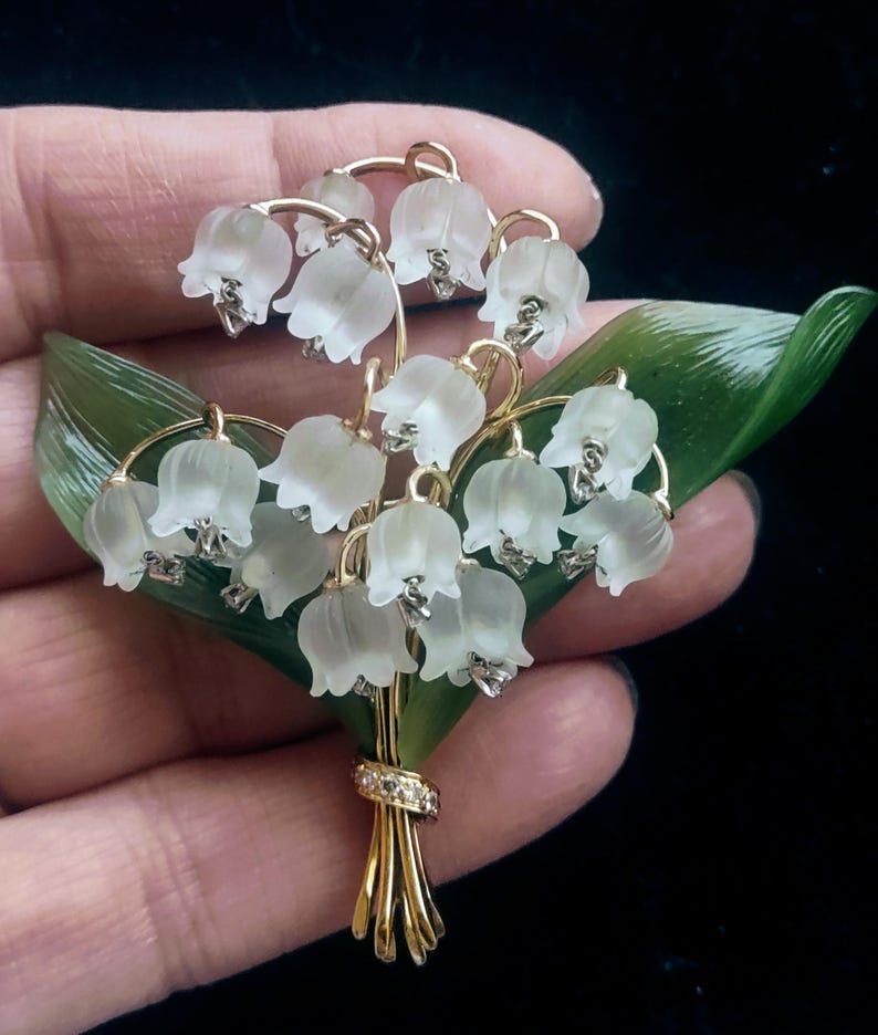 TacitusChrono's tweet photo. A tiny masterpiece—nephrite jade, rock crystal, diamonds, and gold, all brought together in one stunning lily of the valley brooch. https://t.co/lHM2b76yjk