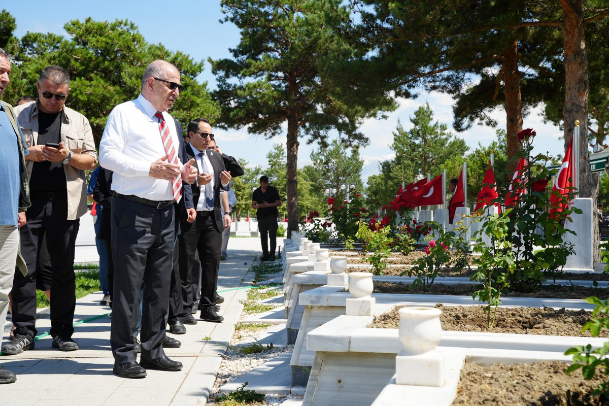 umitozdag's tweet photo. Zafer Partisi heyeti olarak Erzincan Şehitliği'ni ziyaret ederek, vatan ve millet için can veren kahramanlarımızın aziz ruhları için dua ettik.

TBMM'de terörist elebaşı Öcalan için statü arayanların, bu şehitlere ve ailelerine, düştükleri batağı açıklamalarının bir yolu yok! https://t.co/SCJ1LeeeUH