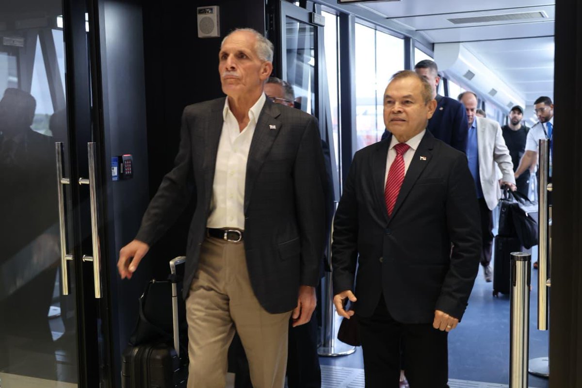 ConfidencialHN's tweet photo. Seguimos sin presidente en Honduras: Nasry Asfura sigue de gira por el mundo y aterriza ahora en Panamá

🔹 El mandatario hondureño suma una nueva escala internacional tras su visita a Ucrania, mientras crecen los cuestionamientos por su ausencia en medio de los problemas que enfrenta el país.
🔗 https://t.co/afVqoVgjSm