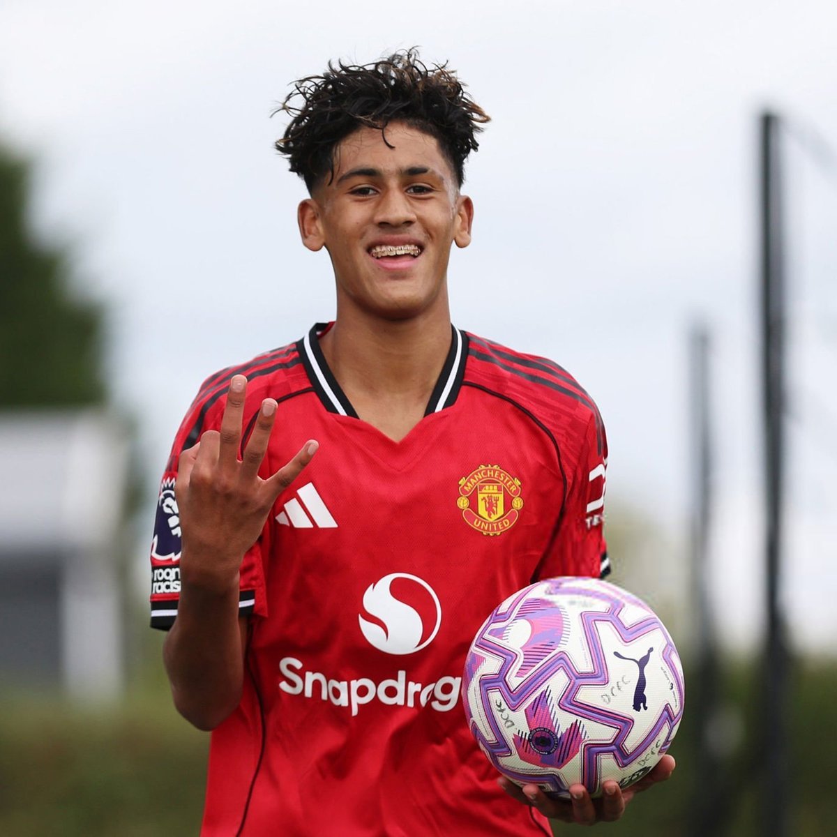 UtdDistrict's tweet photo. 🔴📰 | JJ Gabriel is VERY likely to make his debut next season.

#mufc have laid out a plan for him and see him as one of the most talented kids in the WORLD.

[@SullyTalkz] https://t.co/xaKO1YuXf3