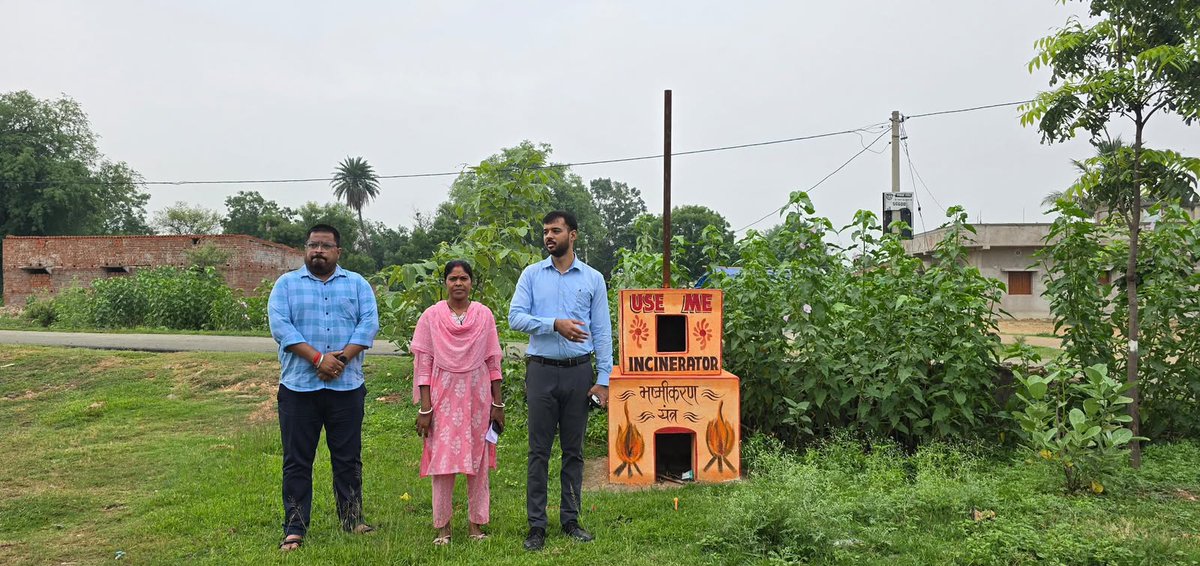 Comm_VBGRAMG_JH's tweet photo. पश्चिमी ​सिंहभूम के चक्रधरपुर प्रखंड अंतर्गत ग्राम पंचायत सिल्फोड़ी एवं जामिद में संचालित विभिन्न ग्रामीण विकास योजनाओं की उप विकास आयुक्त द्वारा समीक्षा एवं स्थलीय निरीक्षण किया गया। निरीक्षण के दौरान उन्होंने मनरेगा के तहत चल रही योजनाओं की गहन समीक्षा की, जिसमें बिरसा हरित ग्राम योजना के अंतर्गत लाभुक श्री रमेश कोड़ाह की आम बागवानी को 'मॉडल आम बागवानी' के रूप में विकसित करने पर विशेष बल दिया गया।
​#MGNREGA #Jharkhand #WestSinghbhum #Chaibasa #RuralDevelopment