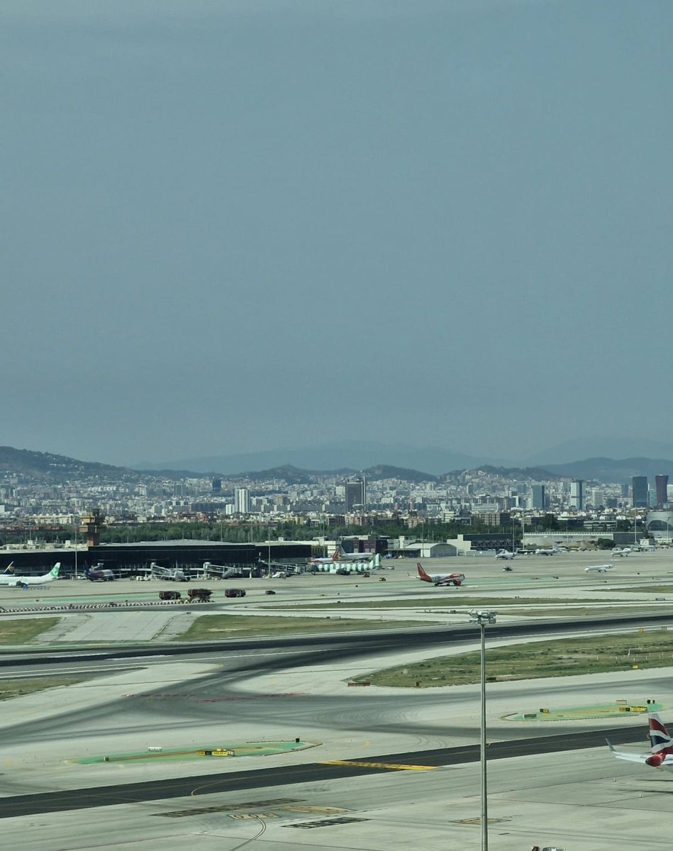controladores's tweet photo. Una vez remolcado el avión volvemos a operar con pistas paralelas en #Barcelona. 
Poco después, una tripulación avisa después del despegue que necesitan realizar esperas para realizar comprobaciones. Tienen una indicación de posible puerta mal cerrada. Finalmente regresan al aeropuerto, aterrizando sin incidencias. 
#SafetyFirst