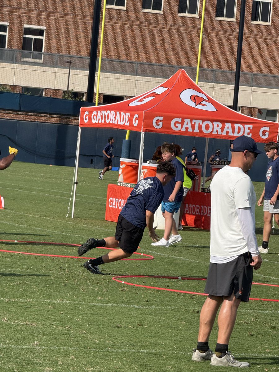 CentrlRecruits's tweet photo. We had a great time getting better and grinding at the UVA prospect camp yesterday! These guys worked hard and received D1 coaching to elevate their game. The future is bright for our Warriors 💪🔴⚫️🏈. Shoutout to @UVAFootball for being great hosts! https://t.co/Wxloo1lf37