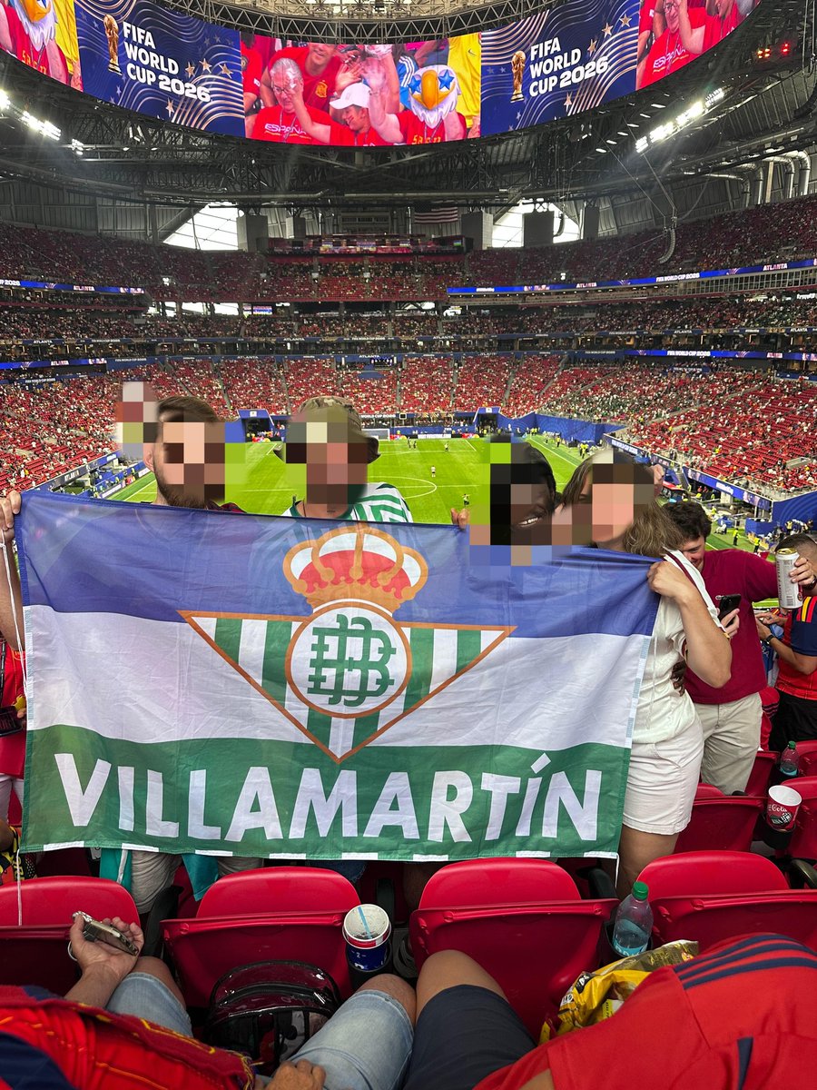 BeticosdeVilla's tweet photo. @1907Betis_ Venga, se lo ponemos más grande, saludos desde Villamartín 👋🏼💚😛 https://t.co/hf57X0oiCU