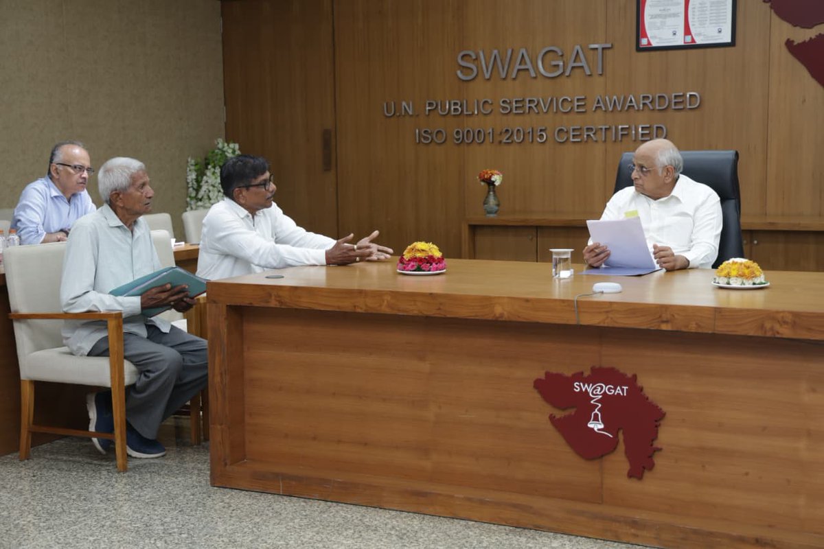 CMOGuj's tweet photo. મુખ્યમંત્રી શ્રી ભૂપેન્દ્રભાઈ પટેલે આજે રાજ્યકક્ષાના સ્વાગત ઓનલાઈન જનફરિયાદ નિવારણ કાર્યક્રમમાં પ્રત્યક્ષ રજૂઆતો લઈને આવેલા સામાન્ય માનવીઓની રજૂઆતો સંવેદનાપૂર્વક સાંભળી હતી તેમજ નાગરિકોના પ્રશ્નોના ઝડપી, પારદર્શક અને સમયબદ્ધ નિરાકરણ માટે સંબંધિત વિભાગો અને જિલ્લા વહીવટી તંત્રને જરૂરી માર્ગદર્શન તથા સૂચનાઓ આપી હતી.

મુખ્યમંત્રીશ્રીએ રાજ્ય સ્વાગતમાં આવેલી બધી જ રજૂઆતોમાં જનહિતકારી સંવેદના દાખવીને ઝડપી નિવારણ અંગેનો અભિગમ દર્શાવી પ્રો-પીપલ ગવર્નન્સની અનુભૂતિ કરાવી હતી.