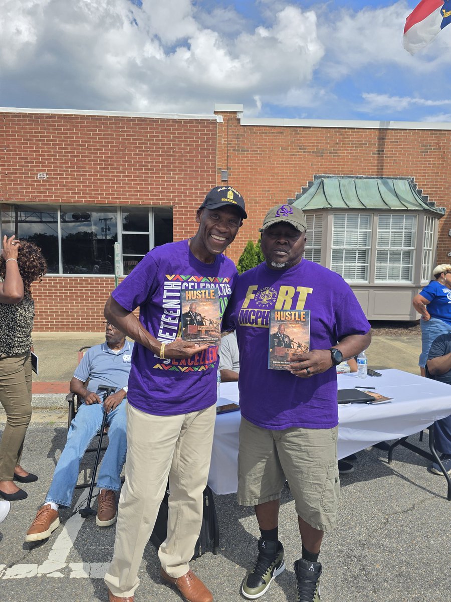 dellis64's tweet photo. More book signing pictures https://t.co/TxqBN8WrVm