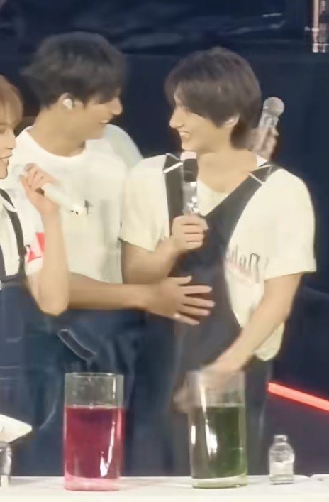 Junhuibbygirl's tweet photo. Whatever has been going on here recently https://t.co/fbUIoXbMM6