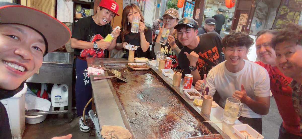 toshihiko_era's tweet photo. みょんちゃんが営業途中に「じゃあ皆様で写真行きましょう！」と一枚。

仕事しながらも幸せな時間だったりします。

ありがとうございます😭😭😭

ラストに来ていただいた誕生日の方！おめでとう御座いました！ https://t.co/VCM2DOm3dQ