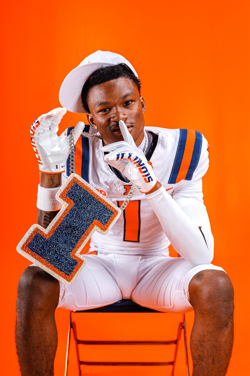 FlemDarryl10's tweet photo. Had a great time at Illinois #FamILLy🧡💙 https://t.co/IcqqRkYB95