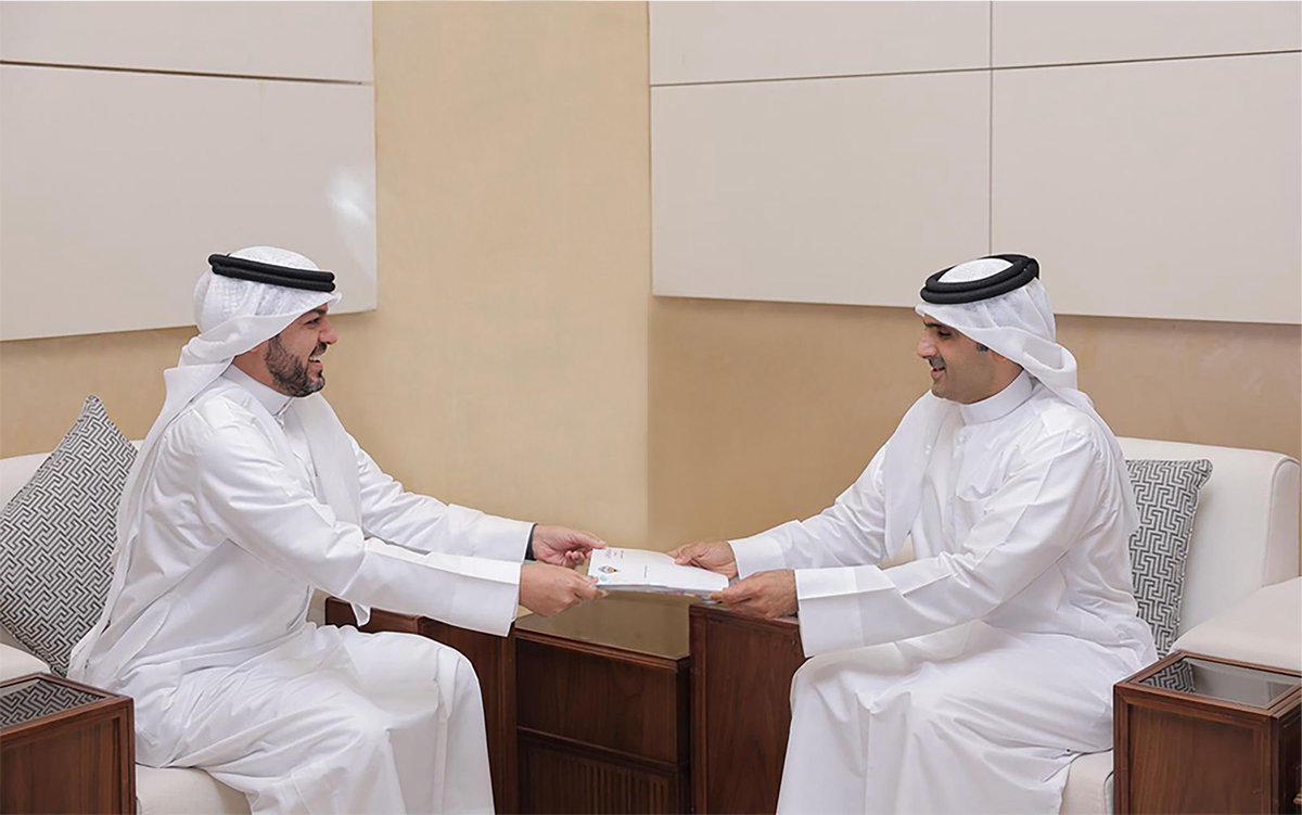 MOCQatar's tweet photo. استقبل سعادة الشيخ عبدالرحمن بن حمد آل ثاني وزير الثقافة، سعادة السيد أحمد عبدالرحمن الشريم سفير دولة الكويت لدى دولة قطر.

وخلال اللقاء، سلم سعادة السفير دعوة إلى سعادة وزير الثقافة لمشاركة دولة قطر كضيف شرف في معرض الكويت الدولي للكتاب. https://t.co/Lj6EM9FeL5