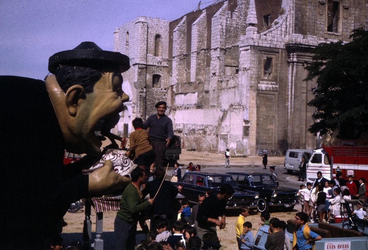valladysuscosas's tweet photo. Imagen del Tío Tragaldabas frente a la Iglesia de San Agustín durante las fiestas de #Valladolid en los años 70 

🎬 Archivo municipal de Valladolid https://t.co/3vjZWozvRO