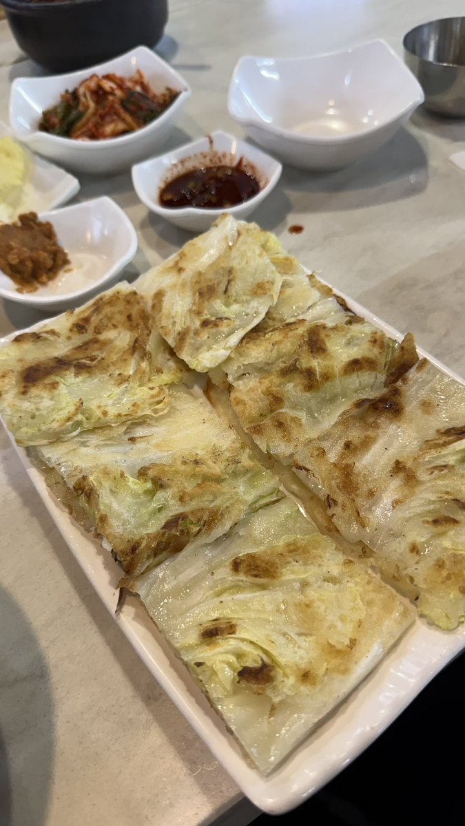 pieeeapp1e's tweet photo. 여름에 시장밥은 다시는 안먹기로 결심함 그치만 배추전 너믜 맛잇듬 https://t.co/ZZLkT8zZDc