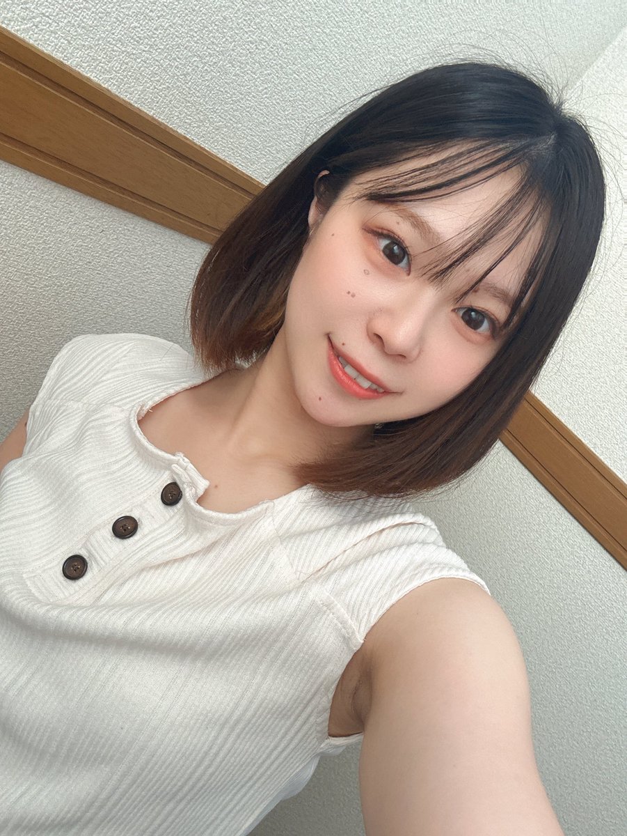 hanaana_8's tweet photo. 暑かったからノースリーブ https://t.co/b4GrcNFxzx