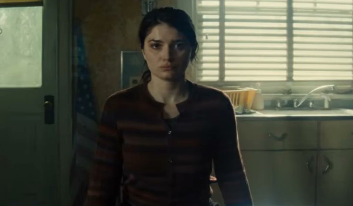 Cinemascomics's tweet photo. 🎬 Steven Spielberg encontró una forma muy particular de conseguir reacciones auténticas de Eve Hewson.

La actriz recuerda cómo el director llegó a asustarla durante un rodaje y cómo años después terminó convirtiéndola en una de las protagonistas de Disclosure Day.

Una historia tan curiosa como inesperada.

👇 Te contamos todos los detalles. https://t.co/t85gILvoJN

#StevenSpielberg #DisclosureDay #EveHewson #Cine