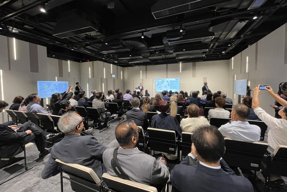 hsitp_org's tweet photo. #HSITP recently hosted a 50+ senior delegation led by #HKTDC's Sophia Chong. CEO Vincent Ma presented our latest developments &amp; vision. We look forward to deeper collaboration with HKTDC to welcome #global #enterprises &amp; top #talent. https://t.co/O8pyHcfgsj