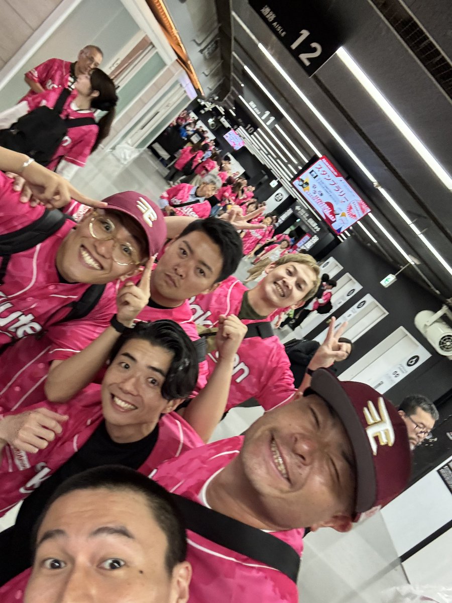 e_zawawa's tweet photo. 今年もあばれるさんに
東京ドームでの楽天イーグルの主催試合に誘って頂きました！！！

めちゃくちゃ痺れる試合‼️‼️

さよなら勝ちの瞬間、最高すぎました！！

途中、先日チュニジア戦で2ゴール上げた上田綺世選手も応援に駆けつけていました！ https://t.co/NbzrcjR6SZ