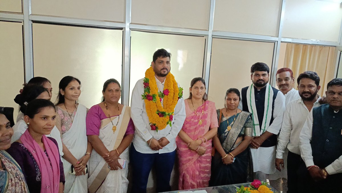 Chaitar_Vasava's tweet photo. આજરોજ નર્મદા જિલ્લા પંચાયત આમ આદમી પાર્ટીના પ્રમુખ અંજનાબેન અનિરુદ્ધભાઈ વસાવાની અધ્યક્ષતામાં જિલ્લા પંચાયતની વિવિધ સમિતિઓની વરણી કરવામાં આવી હતી.
જેમા કારોબારી સમિતિના અધ્યક્ષ શ્રી અસ્મિતાબેન ઠાકોર, સામાજિક ન્યાય સમિતિના અધ્યક્ષ શ્રી શકુંતલાબેન વસાવા, શિક્ષણ સમિતિના અધ્યક્ષ તરીકે માજી. શિક્ષક શ્રી ગોવિંદભાઈ  ભીલ, જાહેર આરોગ્ય સમિતિના અધ્યક્ષ તરીકે ડૉ. દયારામ વસાવા, જાહેર બાંધકામ સમિતિના અધ્યક્ષ તરીકે પંકજકુમાર વસાવા, અપીલ સમિતિના અધ્યક્ષ તરીકે શ્રી અંજનાબેન વસાવા, ઉત્પાદન, સહકાર અને સિંચાઈ સમિતિના અધ્યક્ષ તરીકે શ્રી રમિલાબેન વસાવા તેમજ મહિલા અને બાળ વિકાસ તથા યુવા પ્રવૃત્તિઓ સમિતિના અધ્યક્ષ તરીકે શ્રી શકુંતલાબેન તડવીની નિમણૂક કરવામાં આવી હતી.
નર્મદા જિલ્લા પંચાયતનું સુકાન આમ આદમી પાર્ટીના હાથમાં આવ્યું છે. તે જ રીતે જિલ્લાના ચાર તાલુકા પંચાયતોમાં પણ આમ આદમી પાર્ટીના પ્રમુખો કાર્યરત છે. વહીવટી તંત્ર, અધિકારીઓ, પદાધિકારીઓ અને જનતાના સહયોગથી નર્મદા જિલ્લાને વિકાસના નવા શિખરો સુધી પહોંચાડવા માટે અમે સૌ સતત પ્રયાસ કરીશું. શિક્ષણ, કૃષિ, રોજગારી, આરોગ્ય તેમજ અન્ય વિકાસલક્ષી ક્ષેત્રોમાં જિલ્લામાં વધુમાં વધુ પ્રગતિ થાય તે માટે આયોજનબદ્ધ કામગીરી હાથ ધરવામાં આવશે. સરકારની વિવિધ કલ્યાણકારી યોજનાઓનો લાભ સમાજના અંતિમ વ્યક્તિ સુધી પહોંચે તે માટે સૌના સહયોગથી અસરકારક કામગીરી કરવામાં આવશે અને નર્મદા જિલ્લાને વિકાસનું આગવું સ્થાન અપાવવા માટે સંકલ્પબદ્ધ પ્રયાસો કરવામાં આવશે.
@AamAadmiParty @AAPGujarat