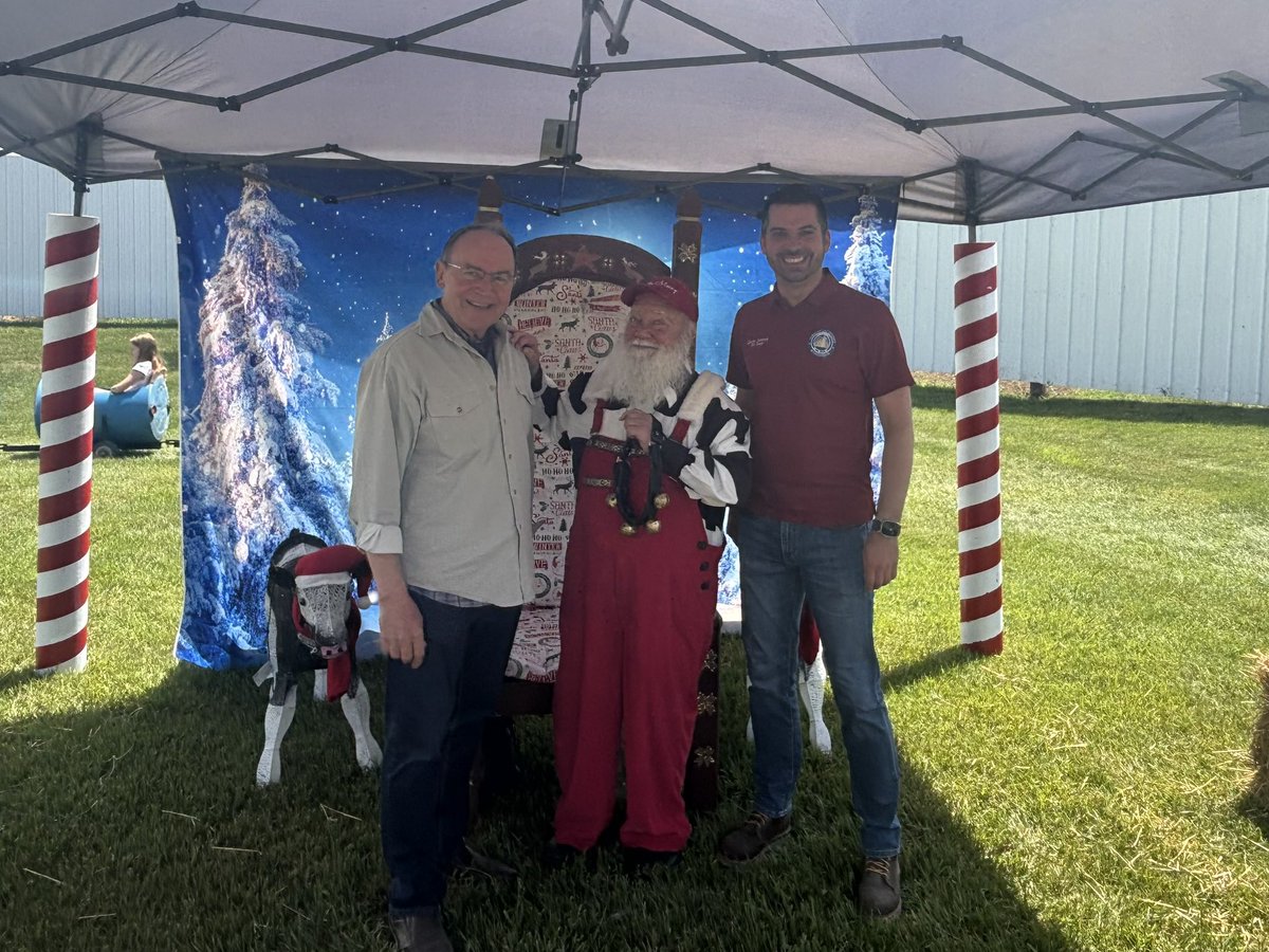TomTiffanyWI's tweet photo. I’m hearing Wisconsin could be getting an early Christmas gift on November 3rd.

Vote @TomTiffanyWI and @EricJToney to put public safety first, keep violent criminals behind bars, and restore common sense.

Thanks to everyone who joined us at the Calumet County Dairy Pop-Up. https://t.co/ALAECPSwXx