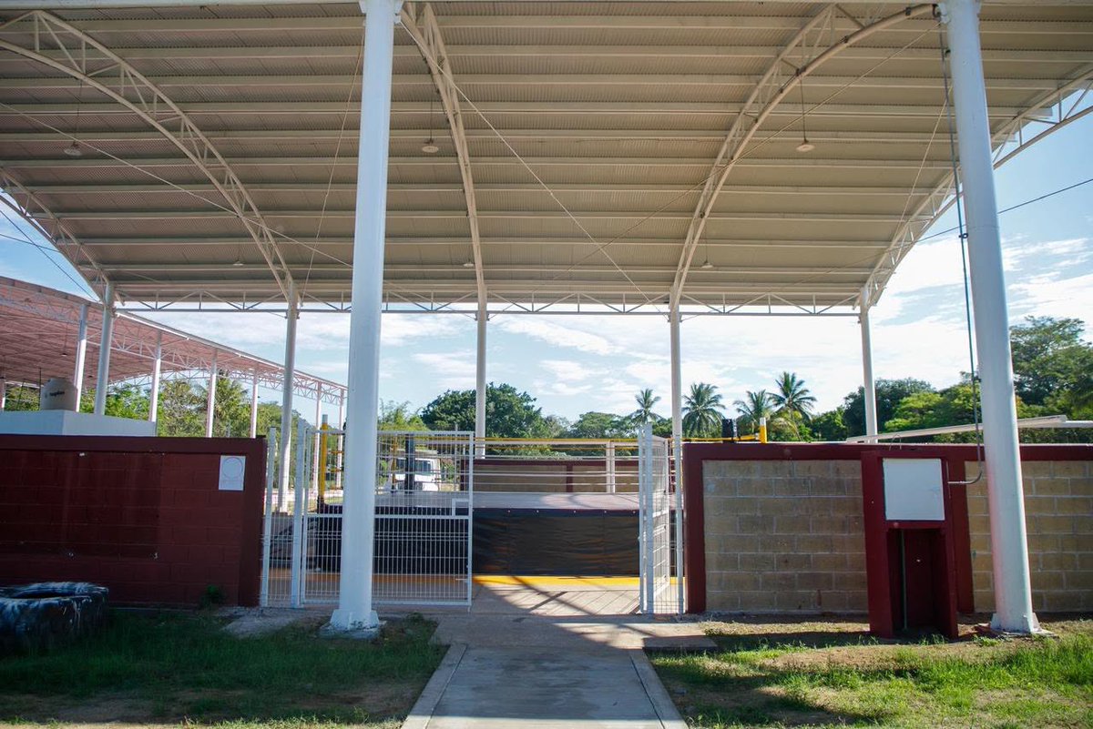 AdColima's tweet photo. deporte en instalaciones más dignas, modernas y seguras.  Esta #ObraQueTransforma fue posible gracias al trabajo en equipo y al impulso de la presidenta municipal Rosi Bayardo, quien tiene claro que invertir en el deporte es invertir en bienestar.  ¡Deseamos que la disfruten https://t.co/uD0OGK2Wnz