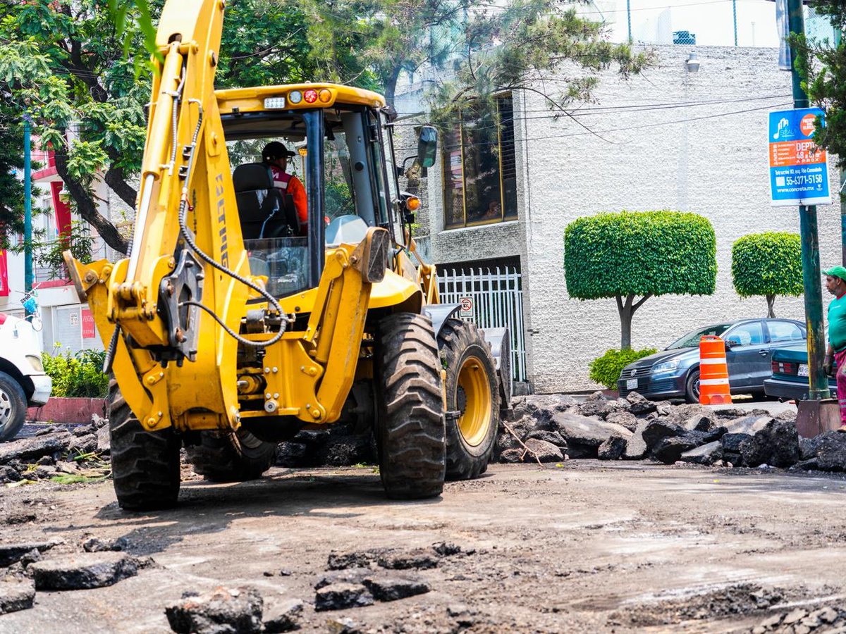 TuAlcaldiaGAM's tweet photo. 🚧✨ #LaCalleEsNuestra sigue transformando la #GAM.

En Guadalupe Tepeyac trabajamos para mejorar nuestras vialidades y brindar calles más seguras, cómodas y funcionales para las familias maderenses. 🚗🚶‍♀️💙

Seguimos recuperando espacios para el bienestar de todas y todos. 🙌🏽 https://t.co/18P1UNhhFa