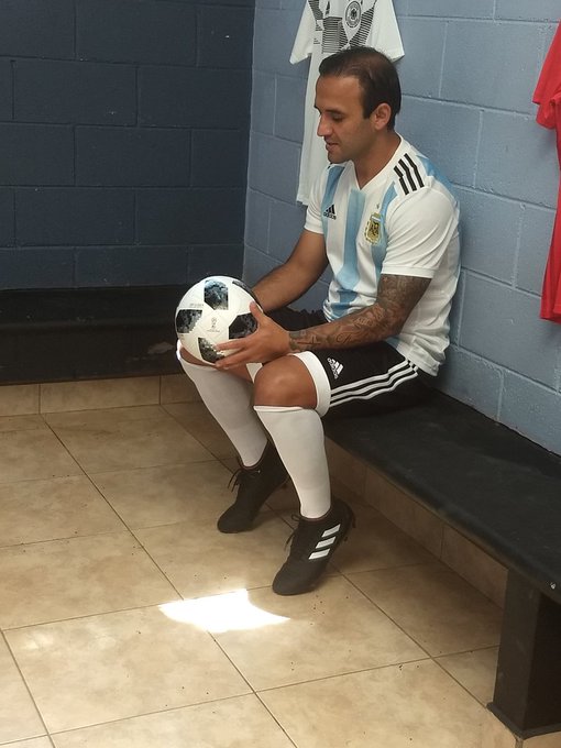 Profealmejagt's tweet photo. Messi, tirando el penal: https://t.co/0969cnaN5s