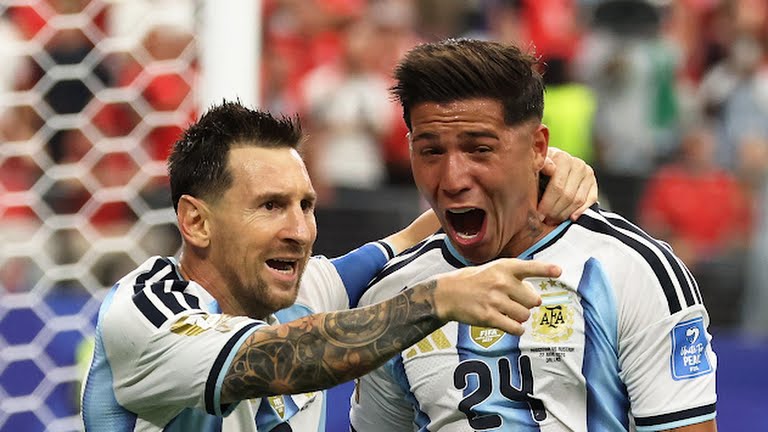 StepOutLive's tweet photo. HALF-TIME THREAD
Argentina 1 – 0 Austria

Messi missed a pen. Austria ran the game for 20 mins.
Here's everything that happened - and WHY.

THE SETUPS
Argentina: 4-4-2. Messi in the right half-space. Mac Allister + De Paul + Enzo as the engine. Almada wide left.

Austria: 5-3-2. Rangnick's trademark - a back 5, a press that doesn't stop, and Laimer shunted into a hybrid LWB role to neutralize Argentina's right side.

#FIFAWC2026 #ARGAUT #mundialdefútbol2026